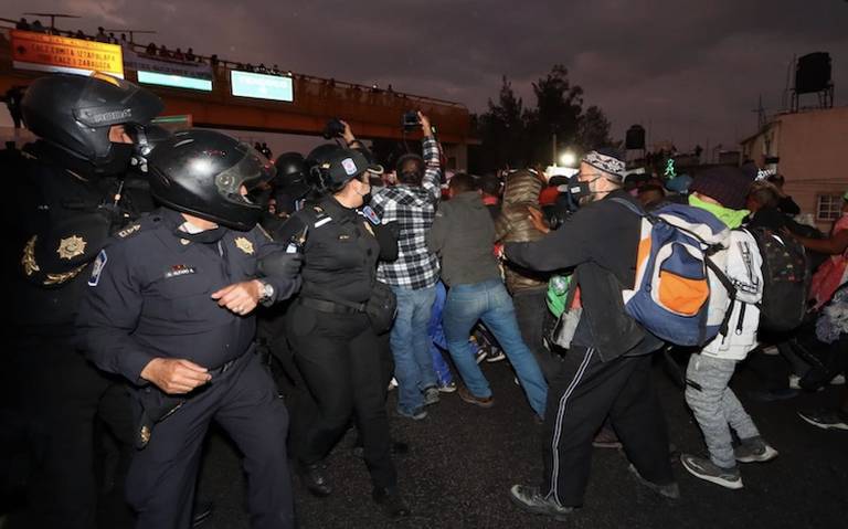 Caravana migrante se enfrenta a polic as capitalinos en su llegada